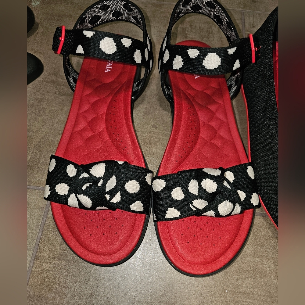 Vivaia sandals 7.5